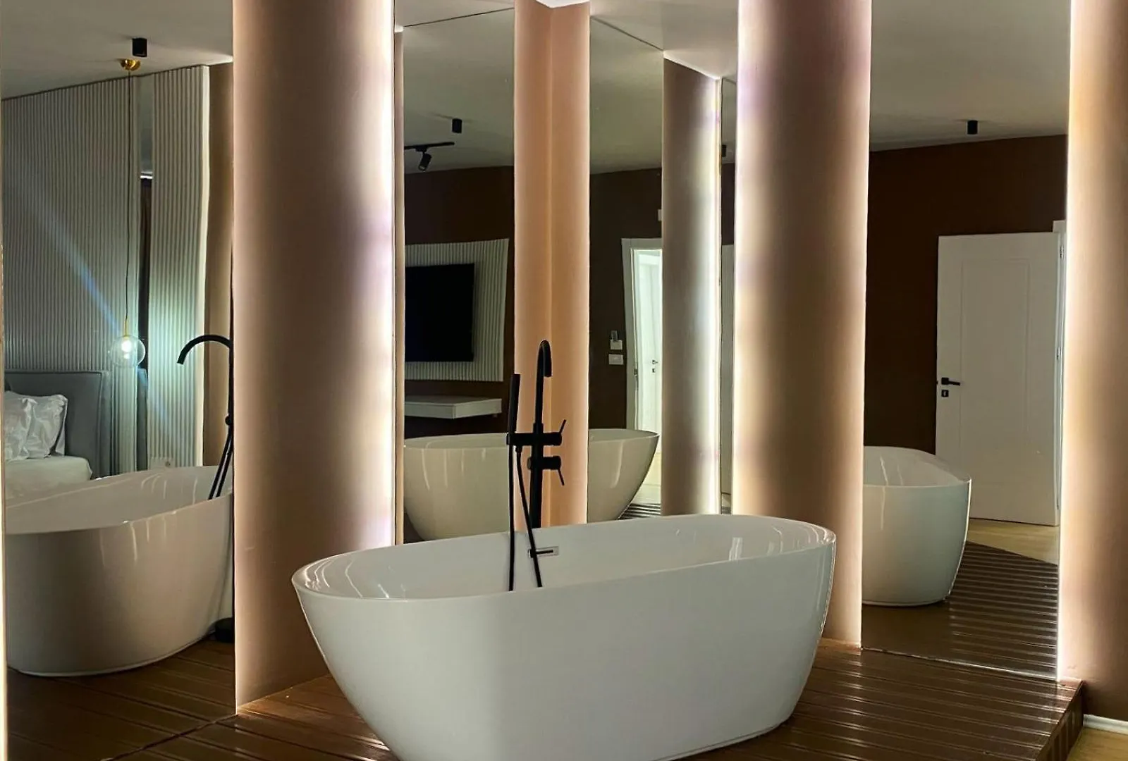Capital Suites Center Tirana 5*,